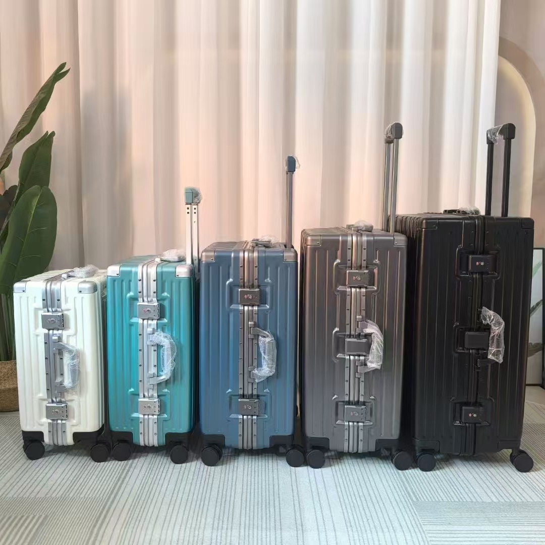 外贸PC铝框20登机箱26/28静音万向轮托运箱全封闭内里怡丰海关锁