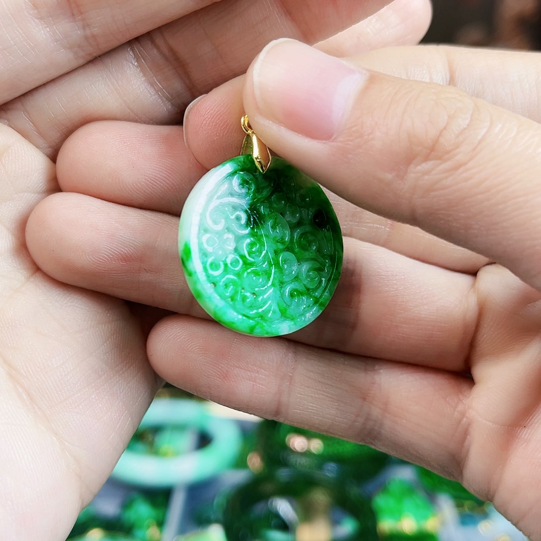 翡翠颈饰未镶嵌吊坠