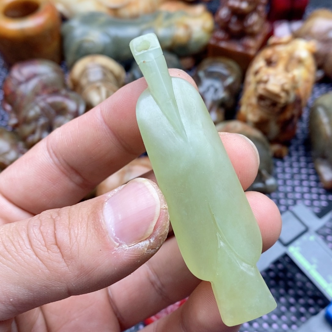 蛇纹石玉未镶嵌颈饰