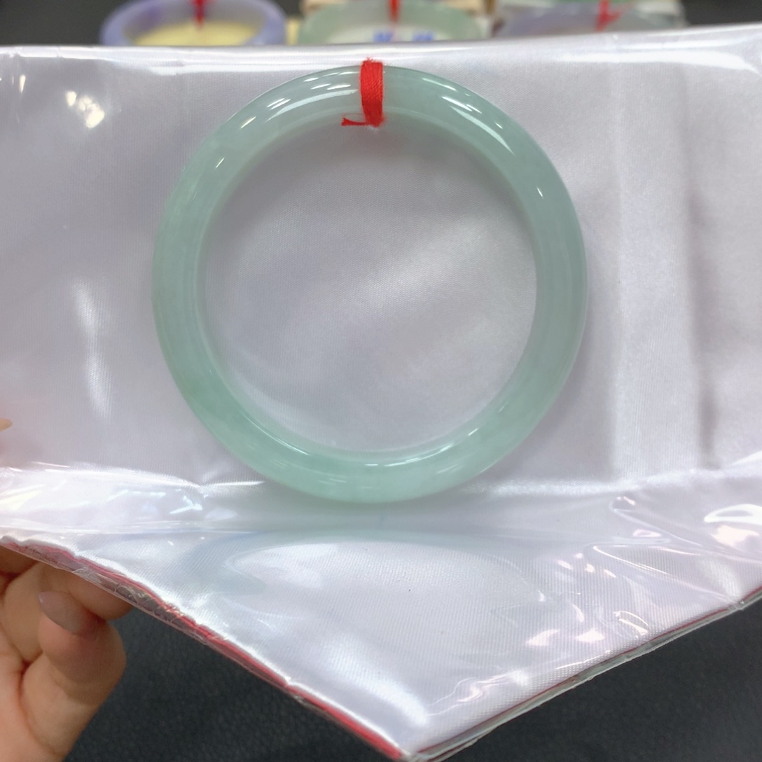 翡翠手镯未镶嵌翡翠