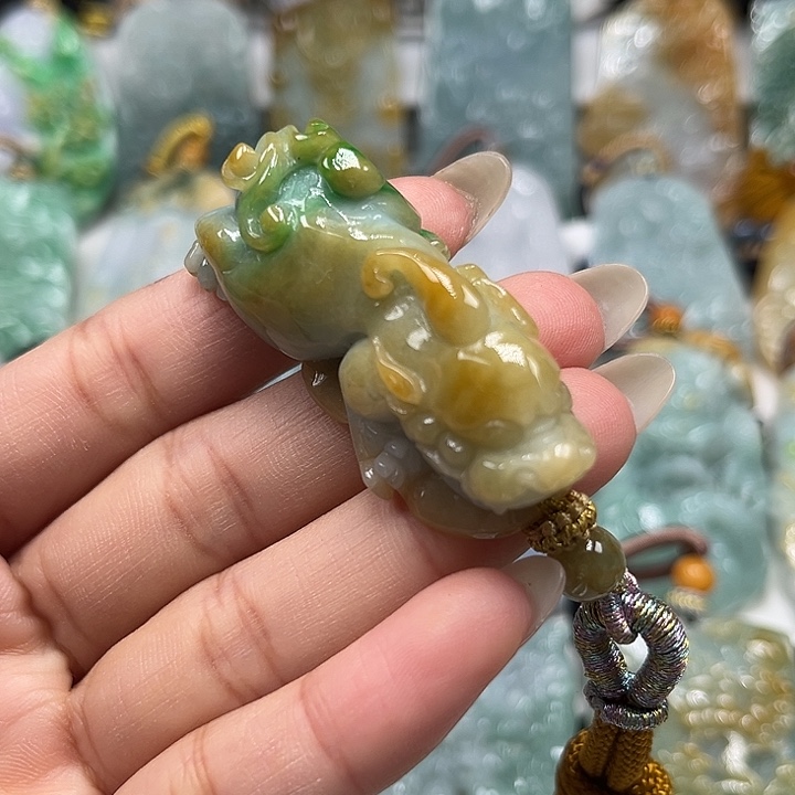 翡翠未镶嵌颈饰貔貅