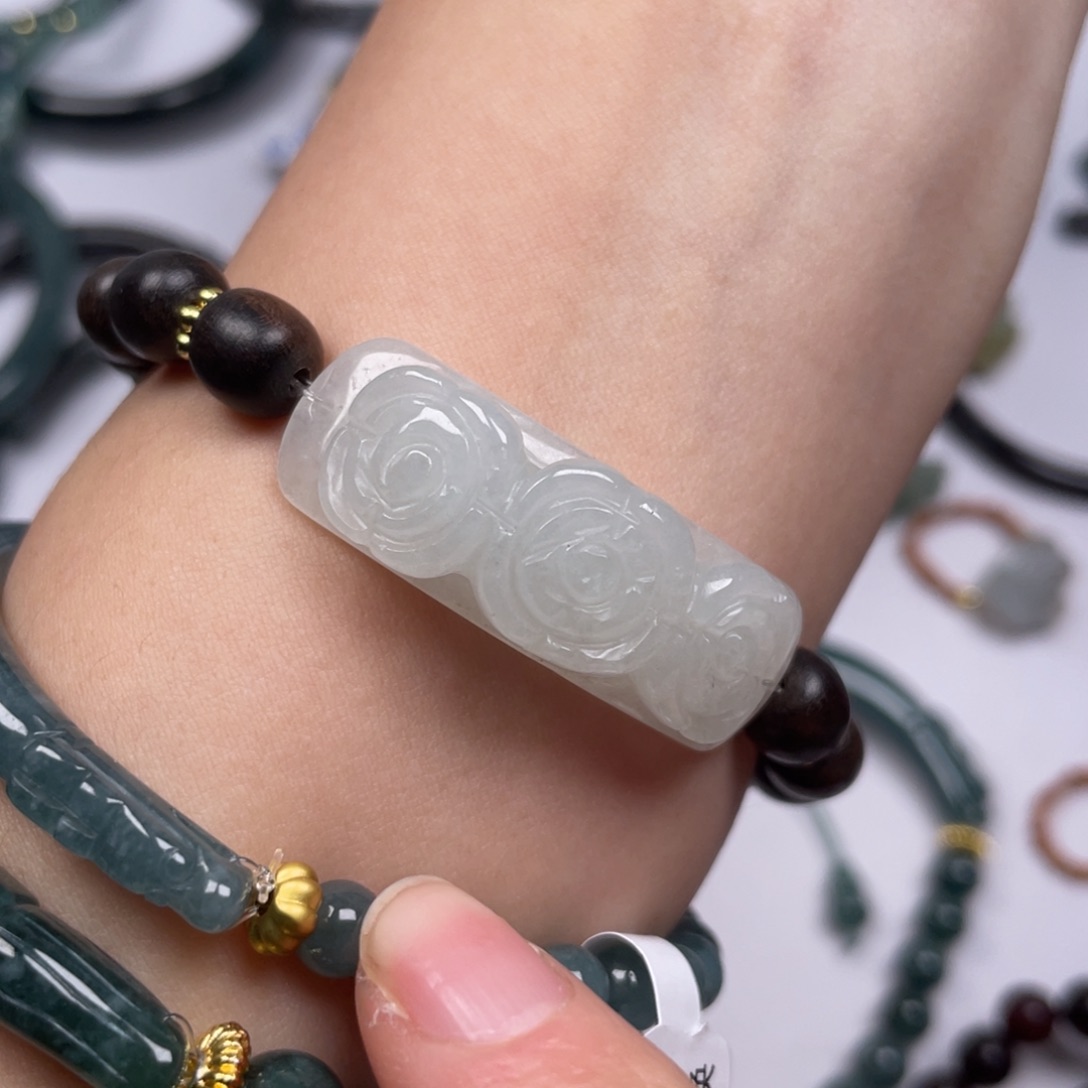 翡翠吊坠(赠链)未镶嵌