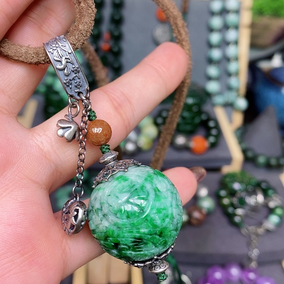 翡翠颈饰未镶嵌漂亮美眉