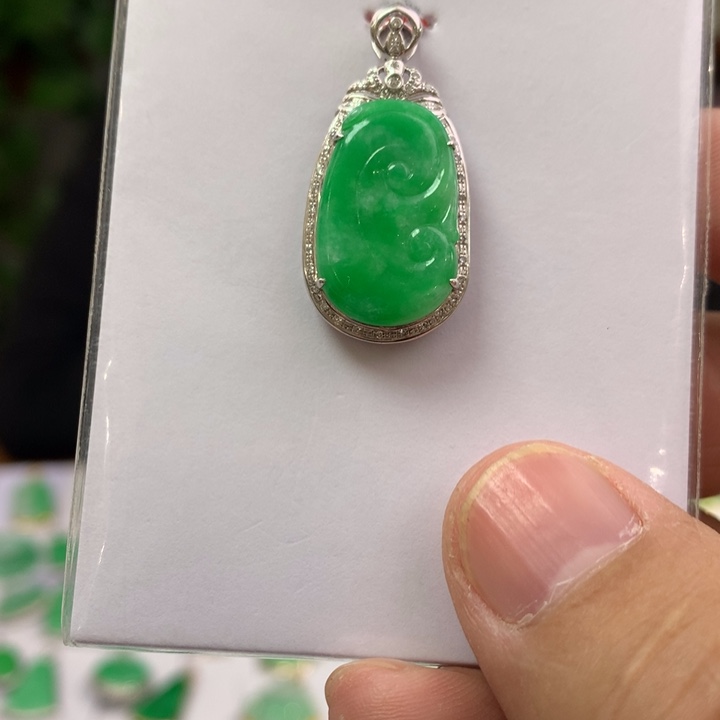 翡翠18K金镶嵌颈饰翡翠