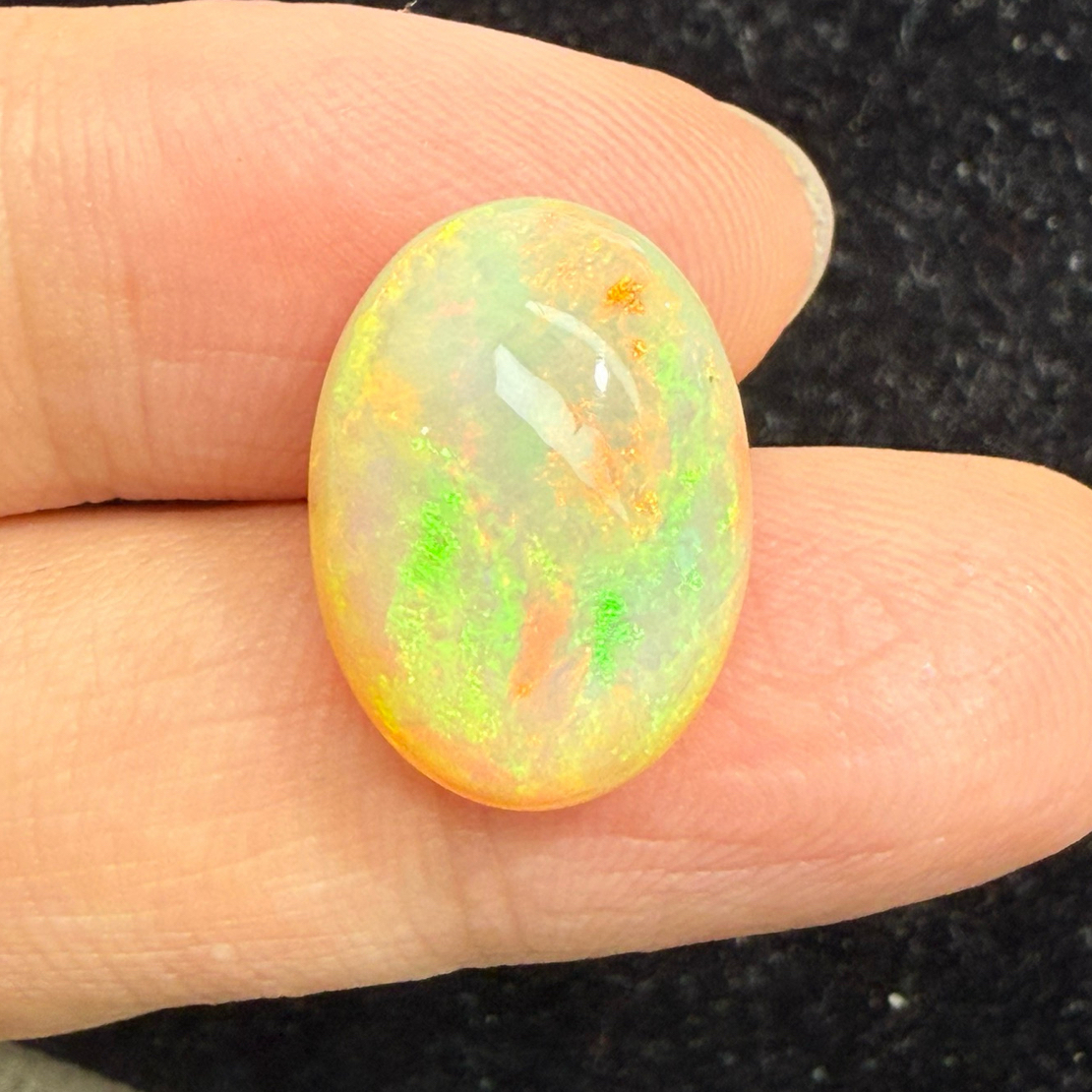 9.285ct天然彩欧泊裸石，尺寸17.8*12.9*8.1mm，颜色美艳，油画般色