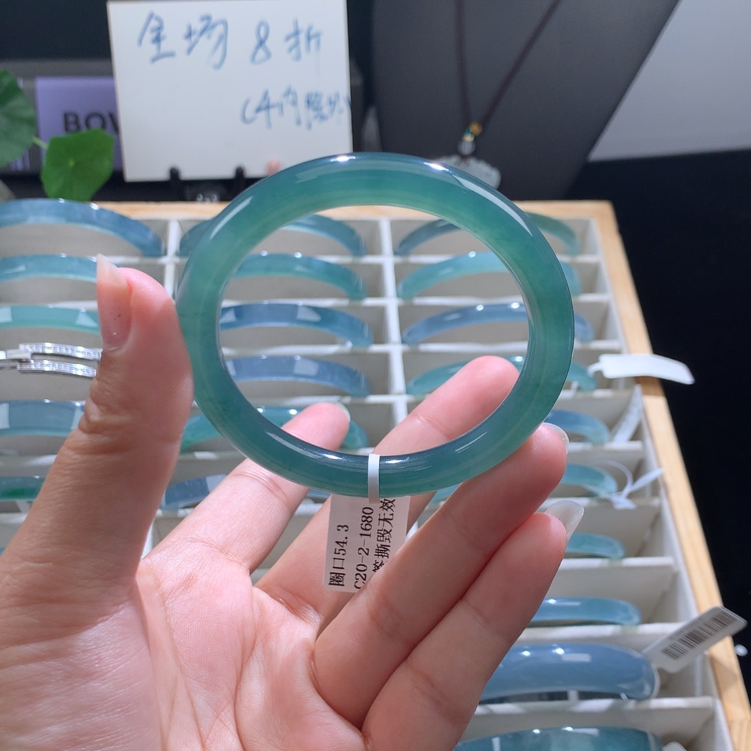 翡翠未镶嵌手镯湖水绿