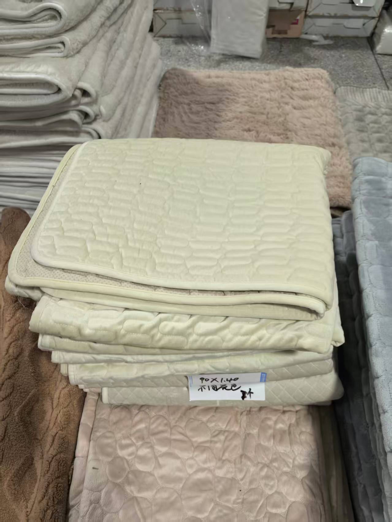 《厚广家》3楼90×140卡其色系加绒沙发垫  发1张，不挑色