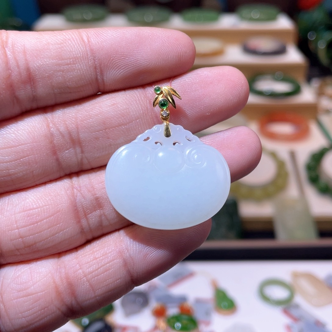 和田玉收藏级白玉如意锁18K金镶嵌