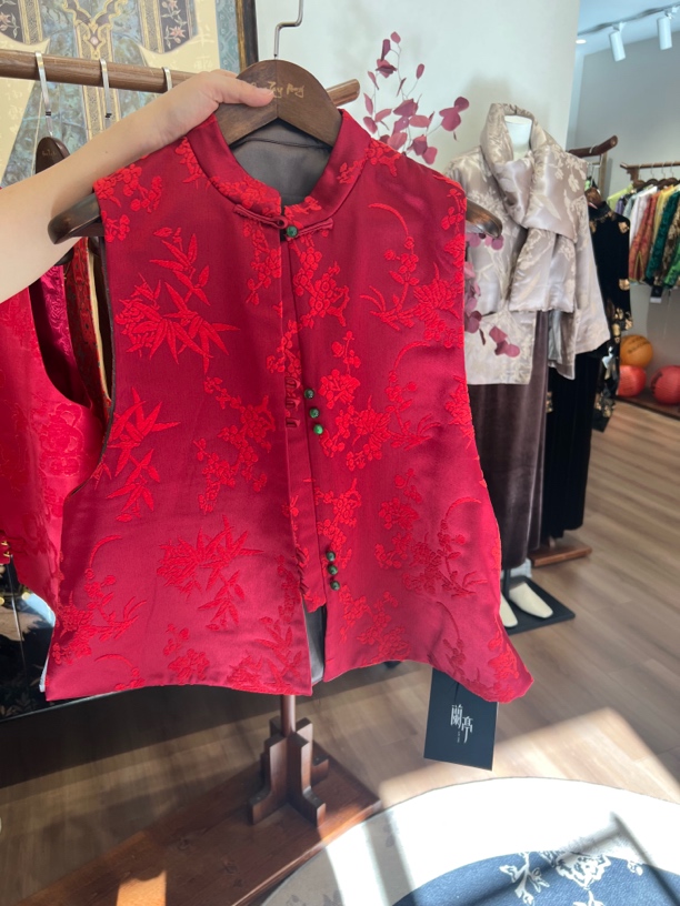 红色正肩绿扣马甲