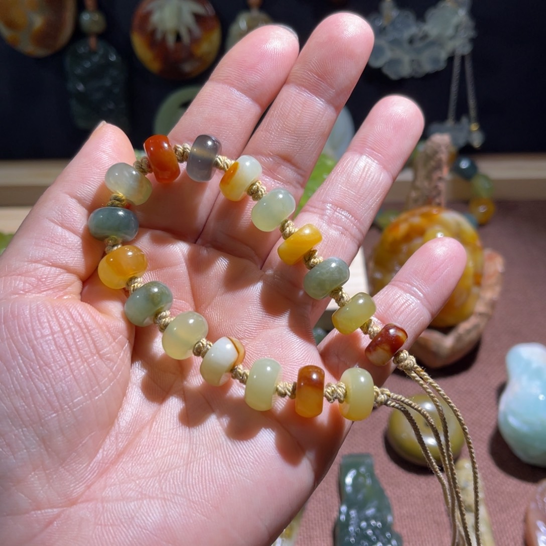 上***水蛇纹石玉未镶嵌颈饰