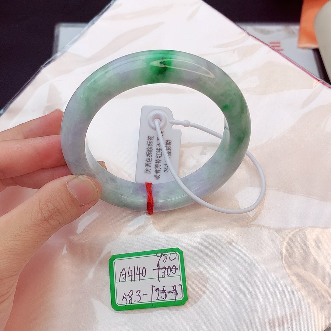 翡翠手镯未镶嵌翡翠