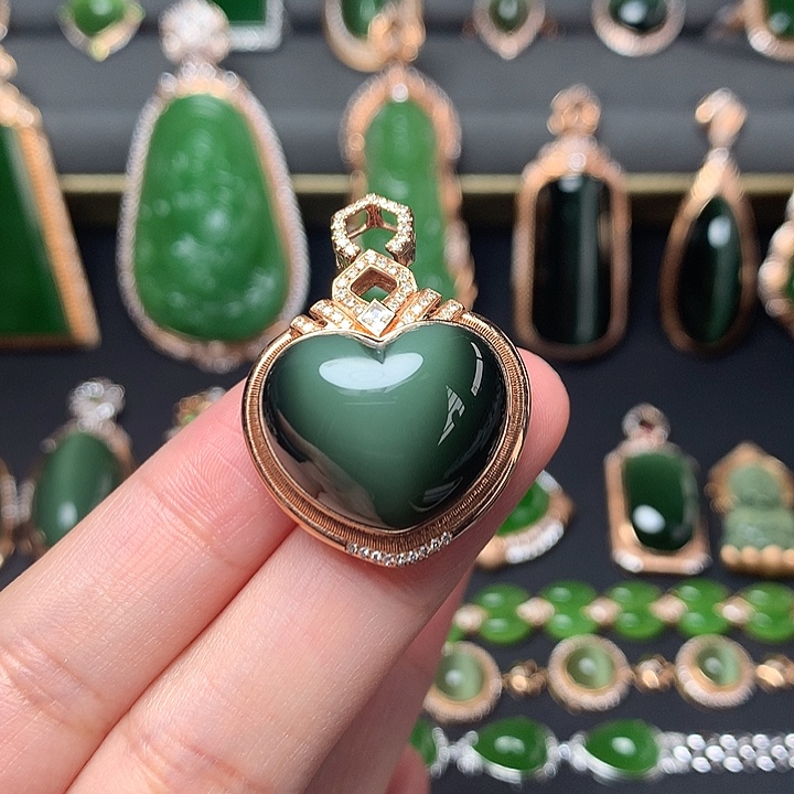 和田玉18K金镶嵌颈饰