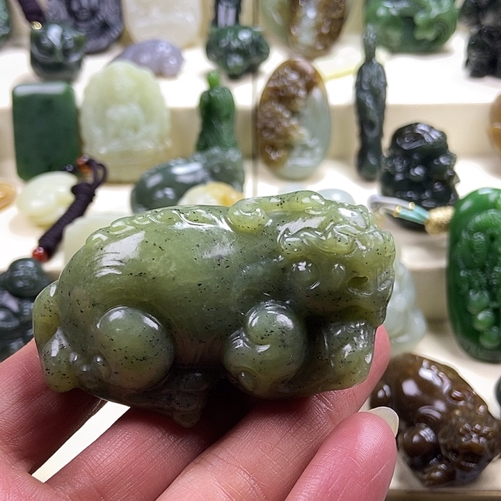 玉***圆和田玉未镶嵌颈饰