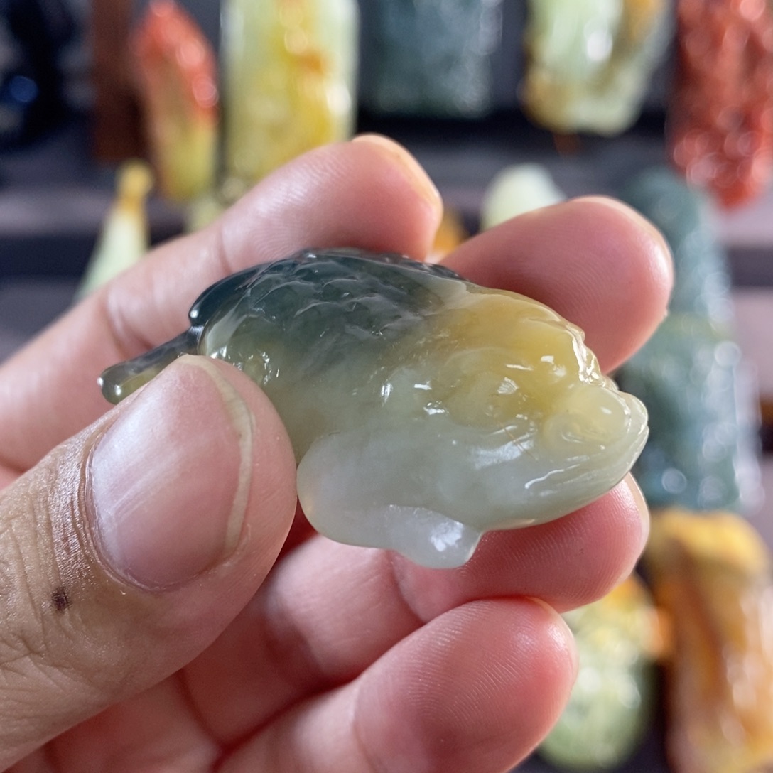未镶嵌蛇纹石玉花玉挂件