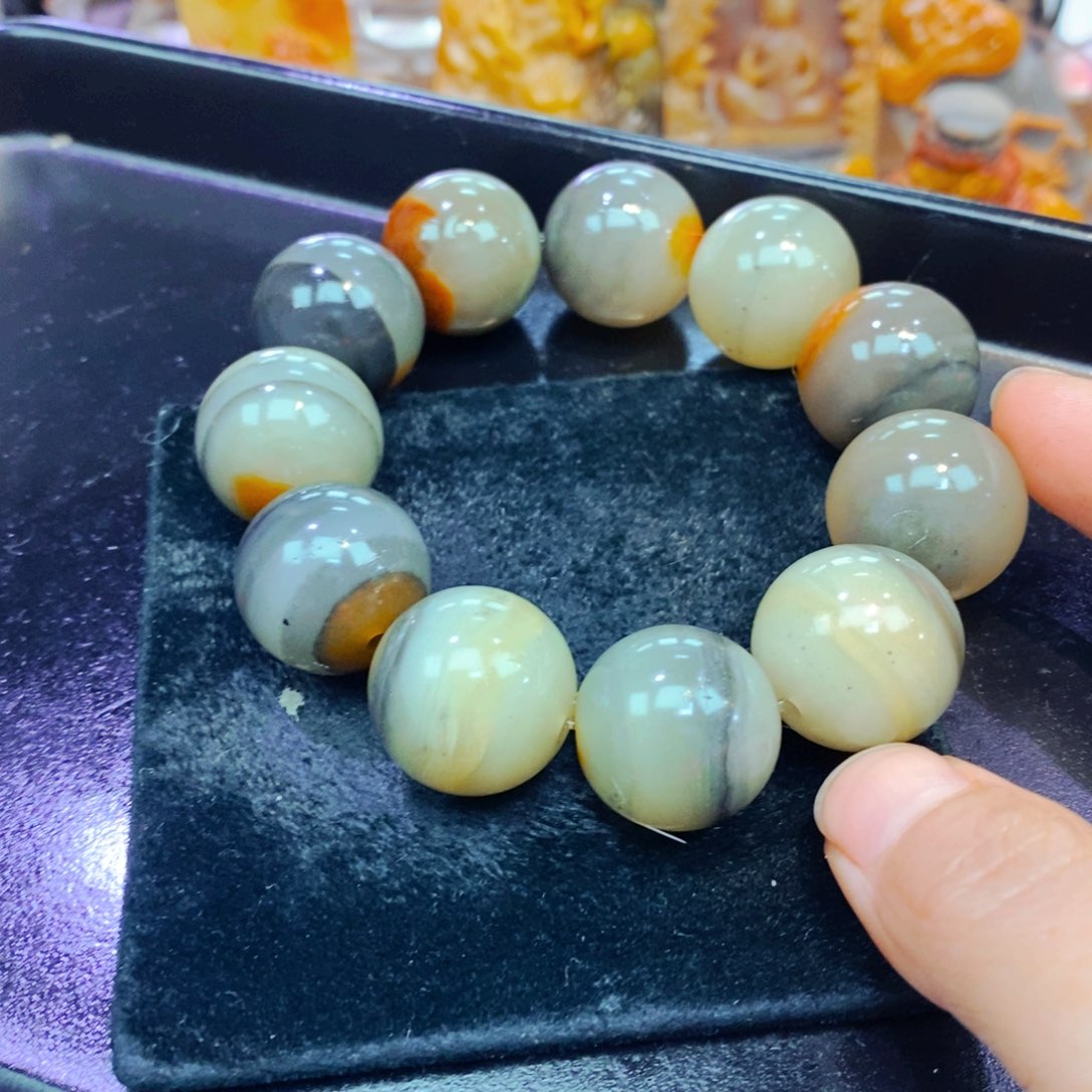 未镶嵌石英质玉（黄龙玉）颈饰