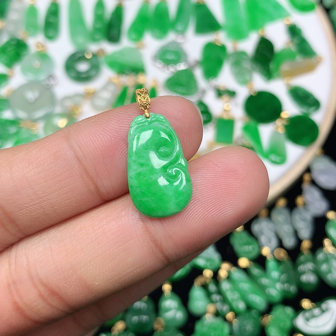 翡翠颈饰18K金镶嵌-**?小巧精美飘阳绿如意