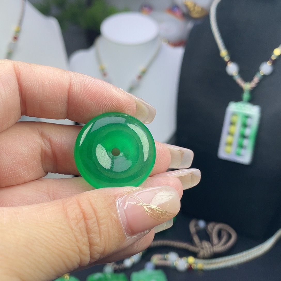 翡翠未镶嵌吊坠(赠链)