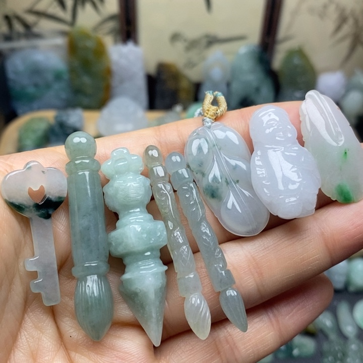 翡翠未镶嵌颈饰吊坠一个