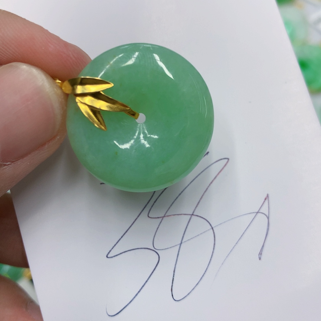 翡翠颈饰18K金镶嵌翡翠