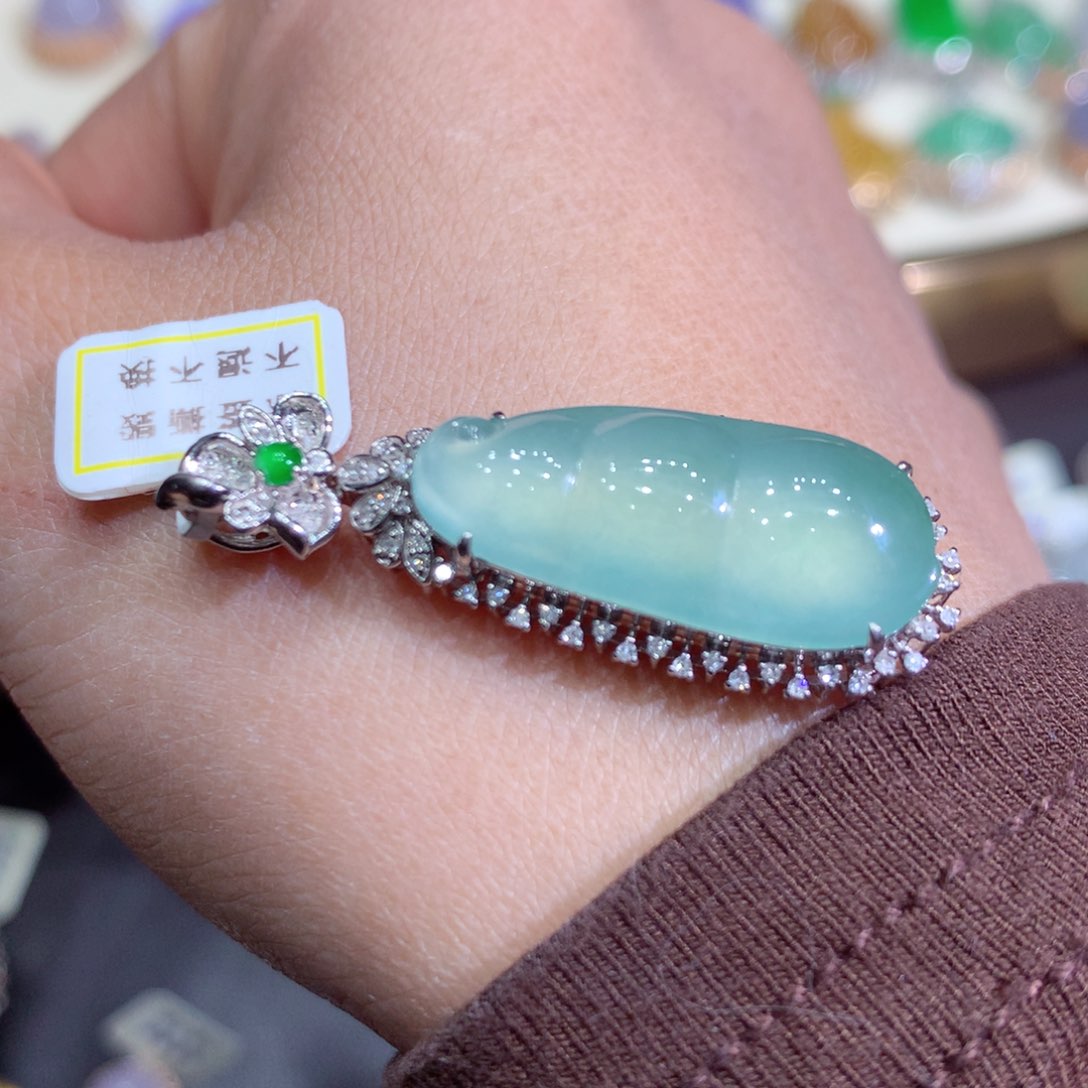 翡翠吊坠(赠链)18K金镶嵌