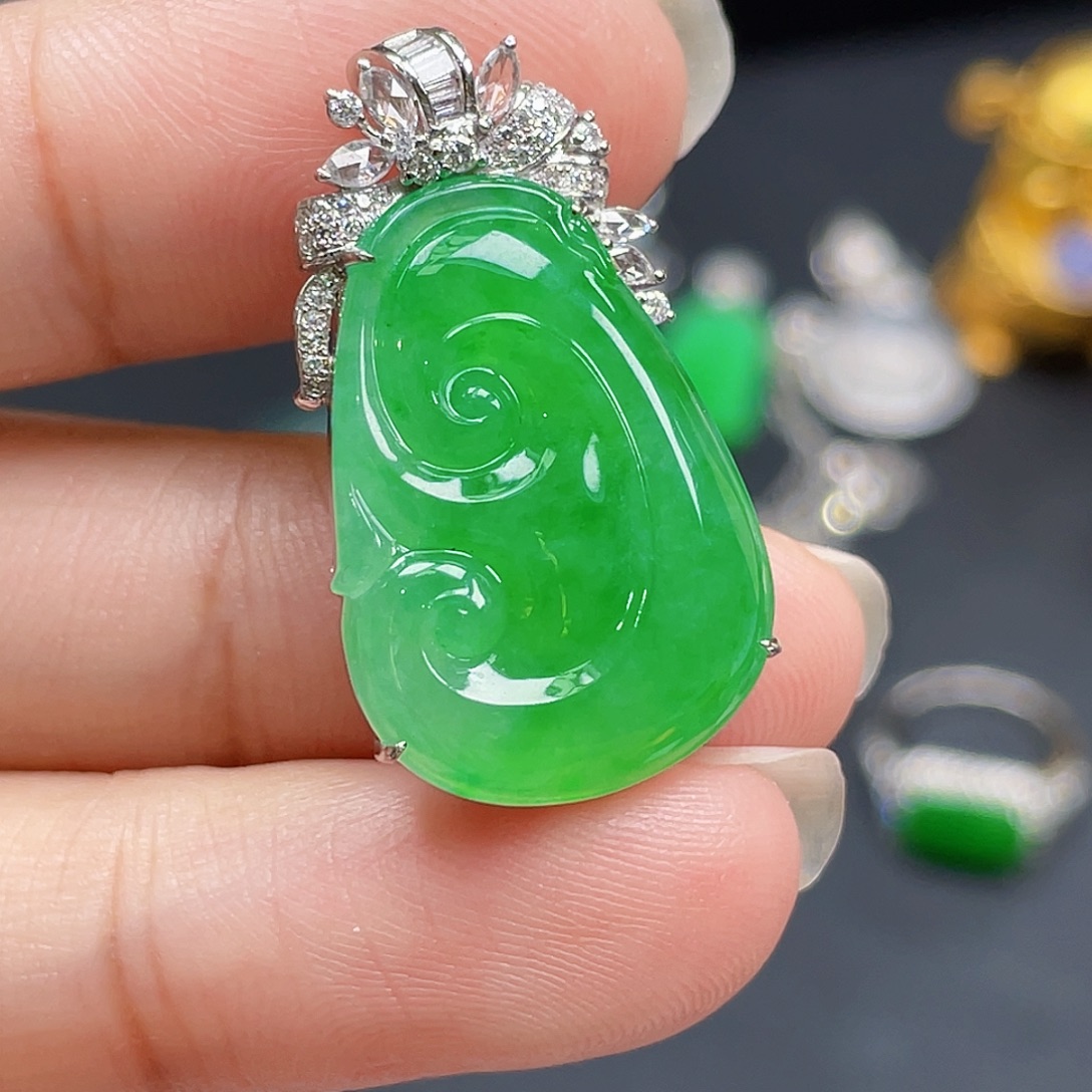 翡翠18K金镶嵌颈饰绿如意