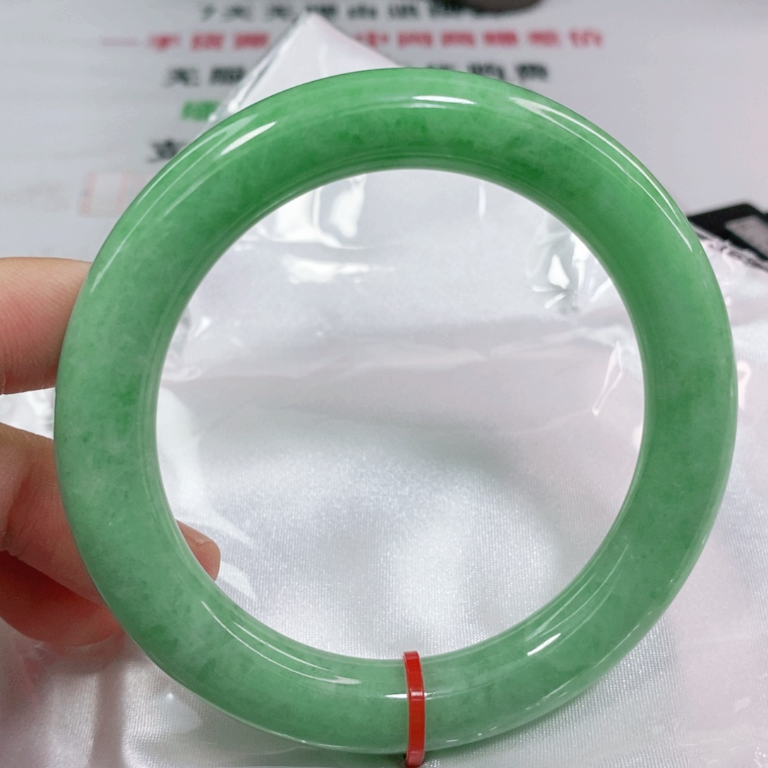 翡翠手镯未镶嵌冰****?59.2圈口圆条