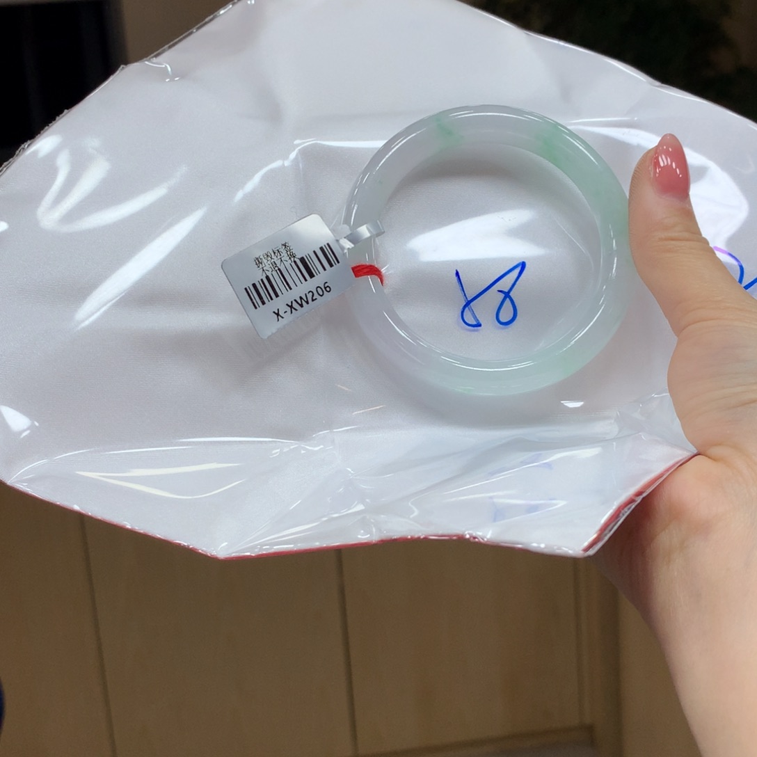 翡翠手镯未镶嵌不退不换