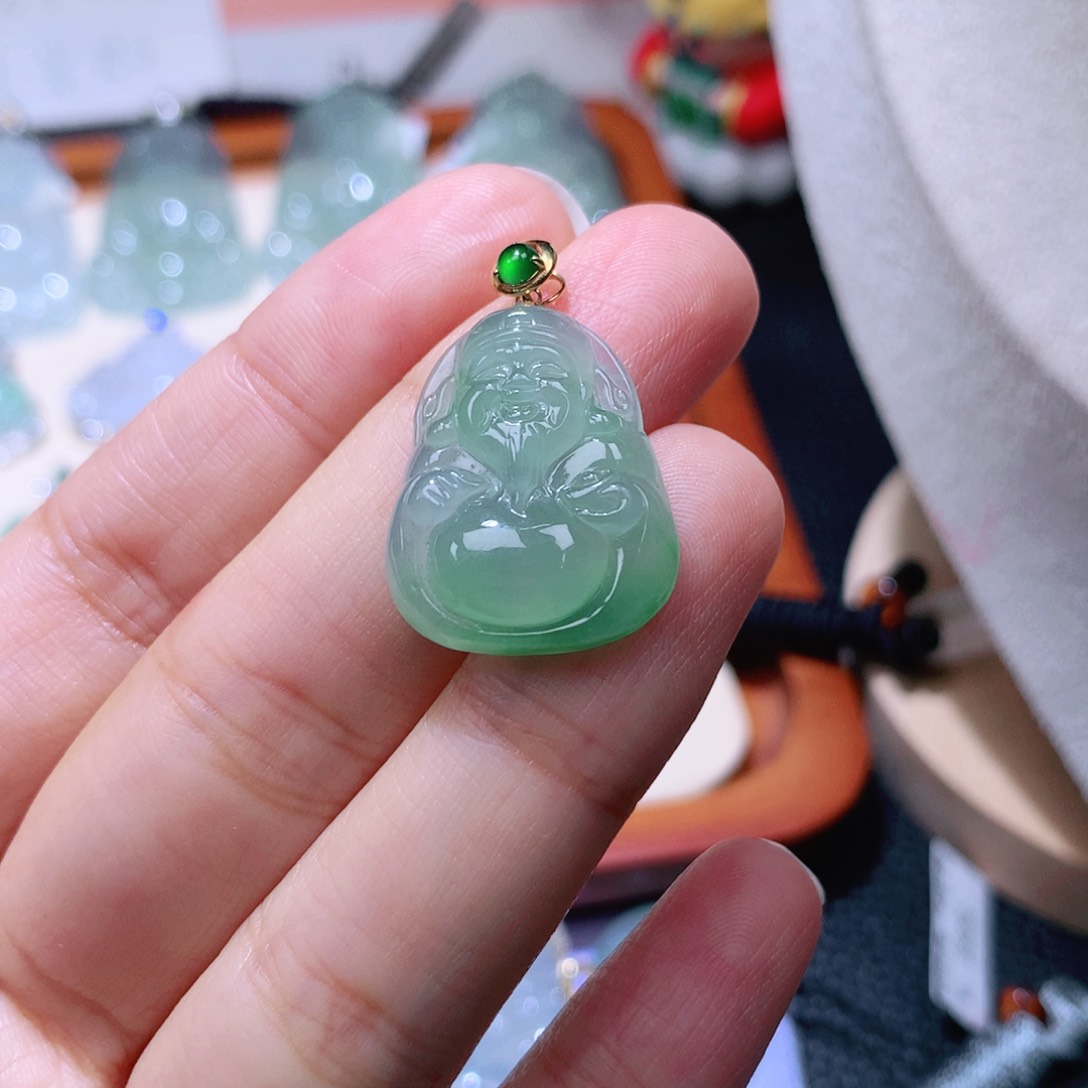 颈饰18K金镶嵌翡翠财神爷