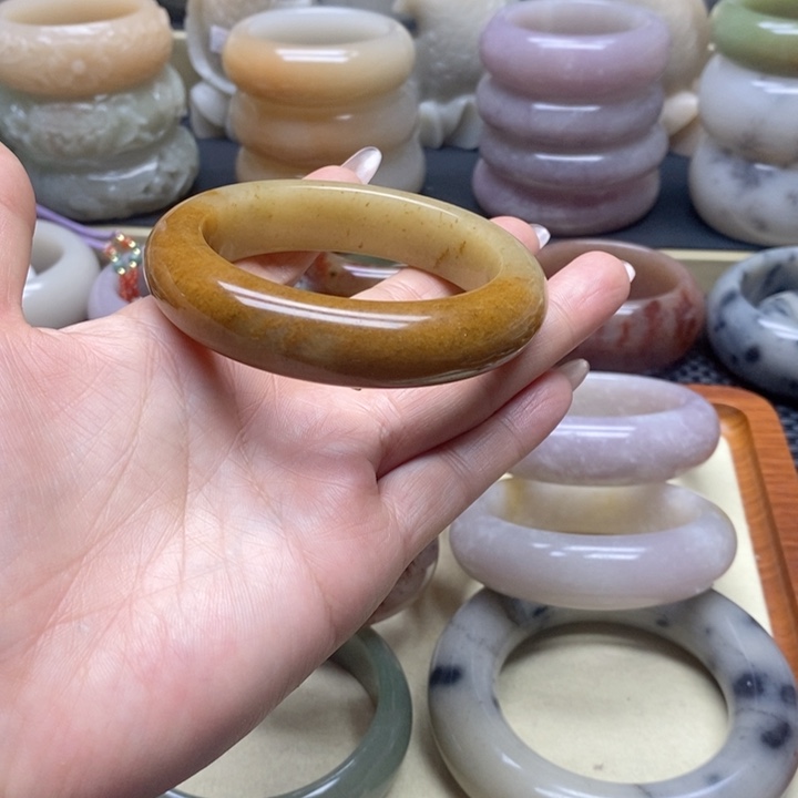 石英岩玉手镯未镶嵌