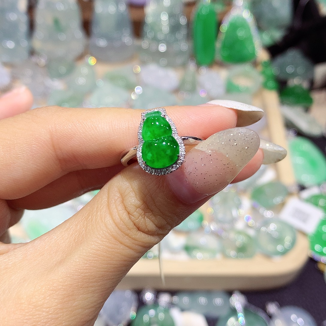 翡翠18K金镶嵌颈饰葫芦
