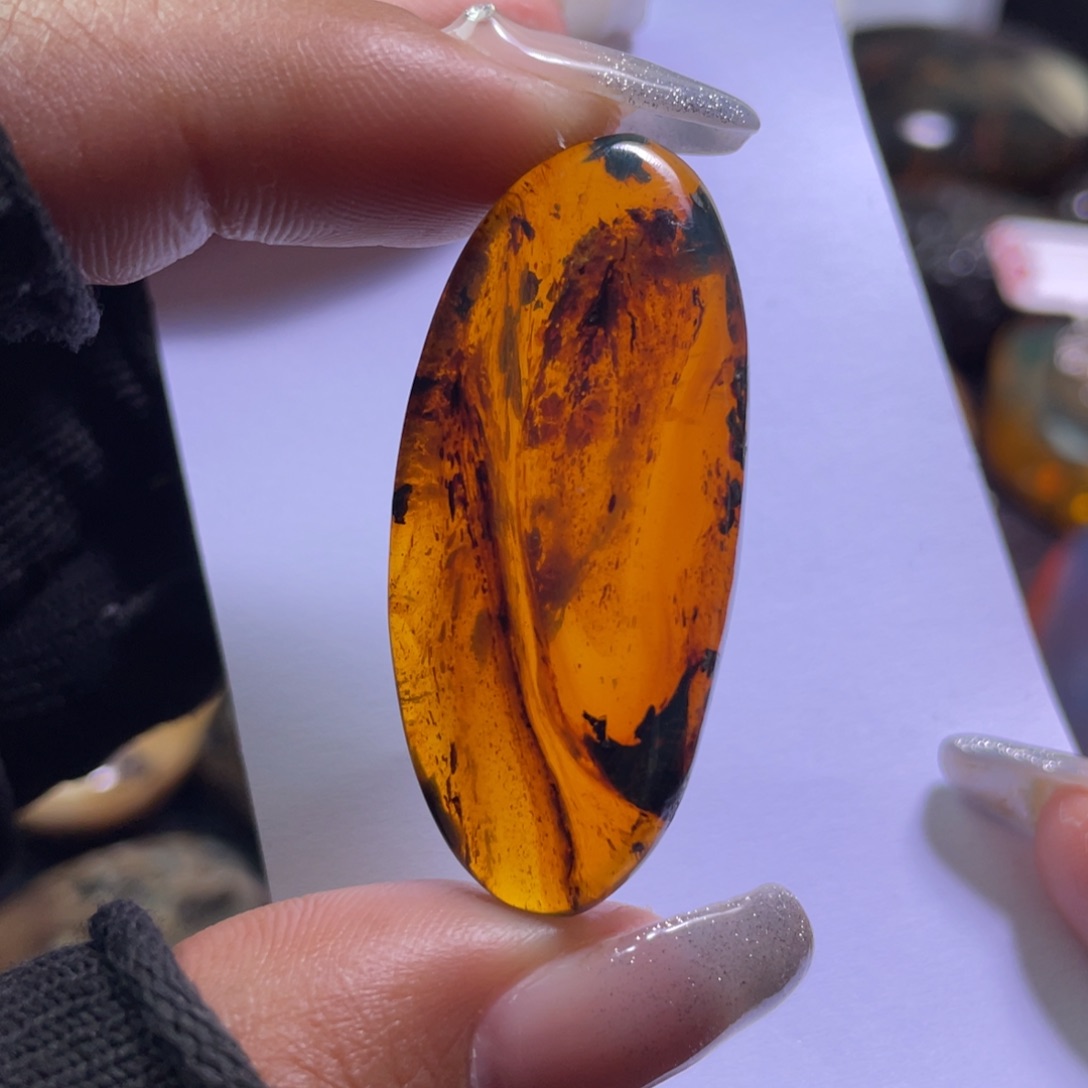 琥珀裸石未镶嵌。