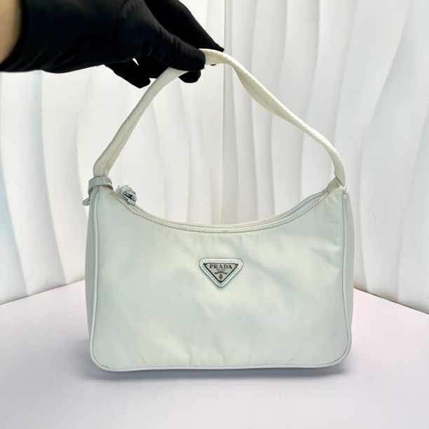 95新 Prada/普拉达 白色hobo腋下包/5044