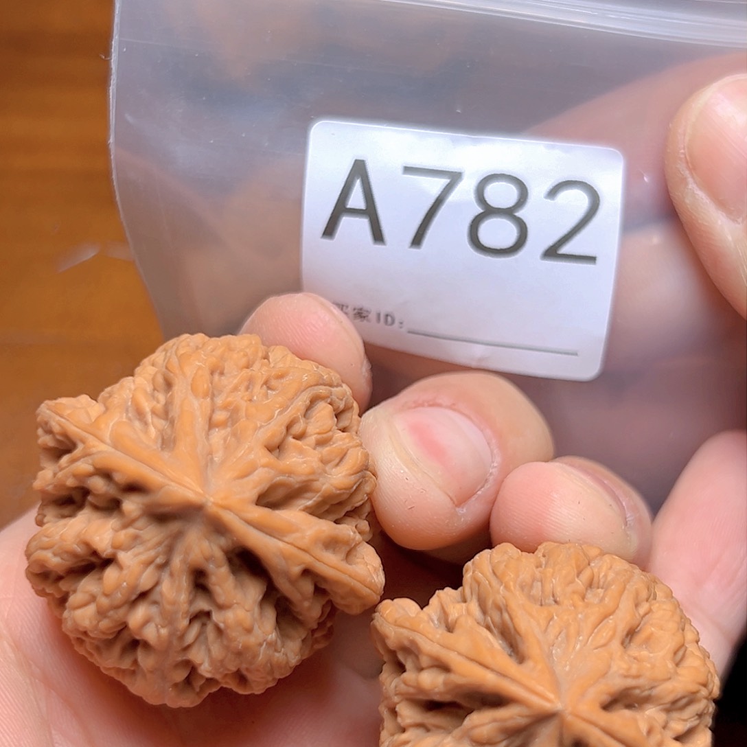 文玩核桃吊坠?42大粗筋