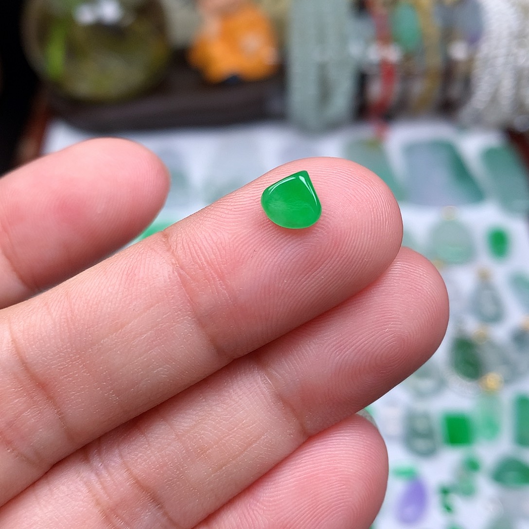 翡翠裸石缅甸天然A货翡翠阳绿随形