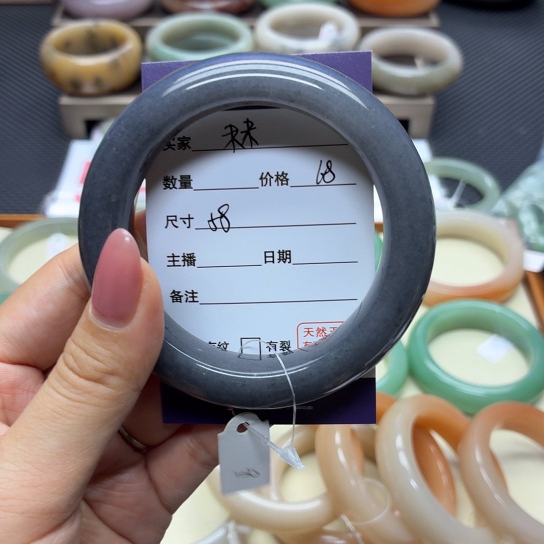 米***米石英质玉未镶嵌手镯