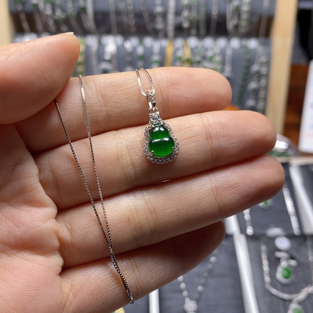 翡翠颈饰银S925镶嵌小*莓葫芦