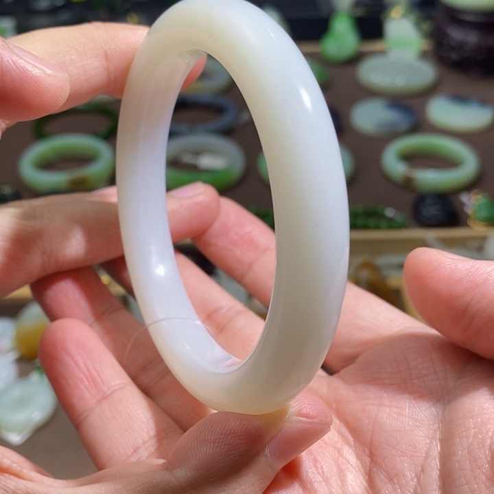 和田玉未镶嵌羊脂白玉手镯58.6圈口56.3克