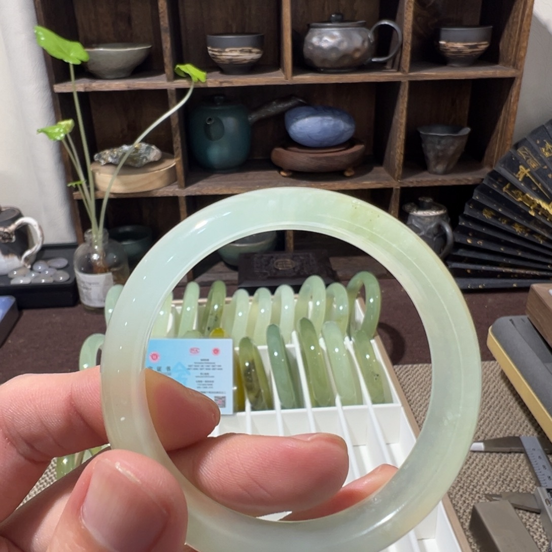 岫玉合金手镯白冰带绿