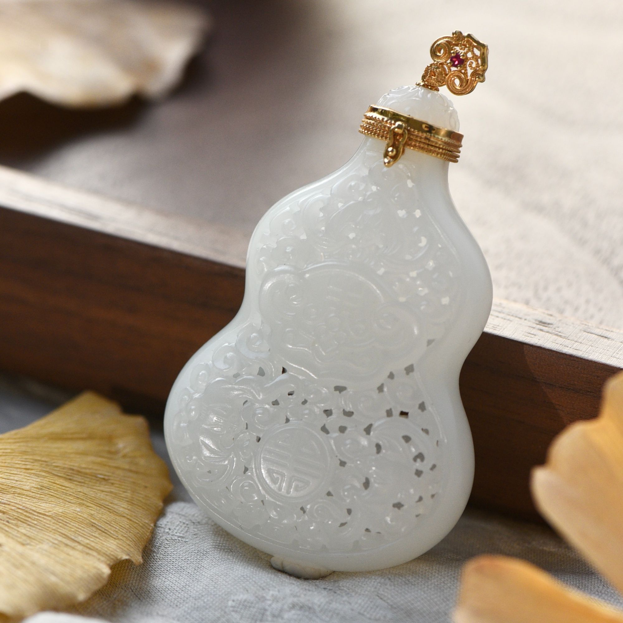 【苏工陸记】精品和田玉苏工设计款18k金镶嵌福禄香囊女士毛衣挂