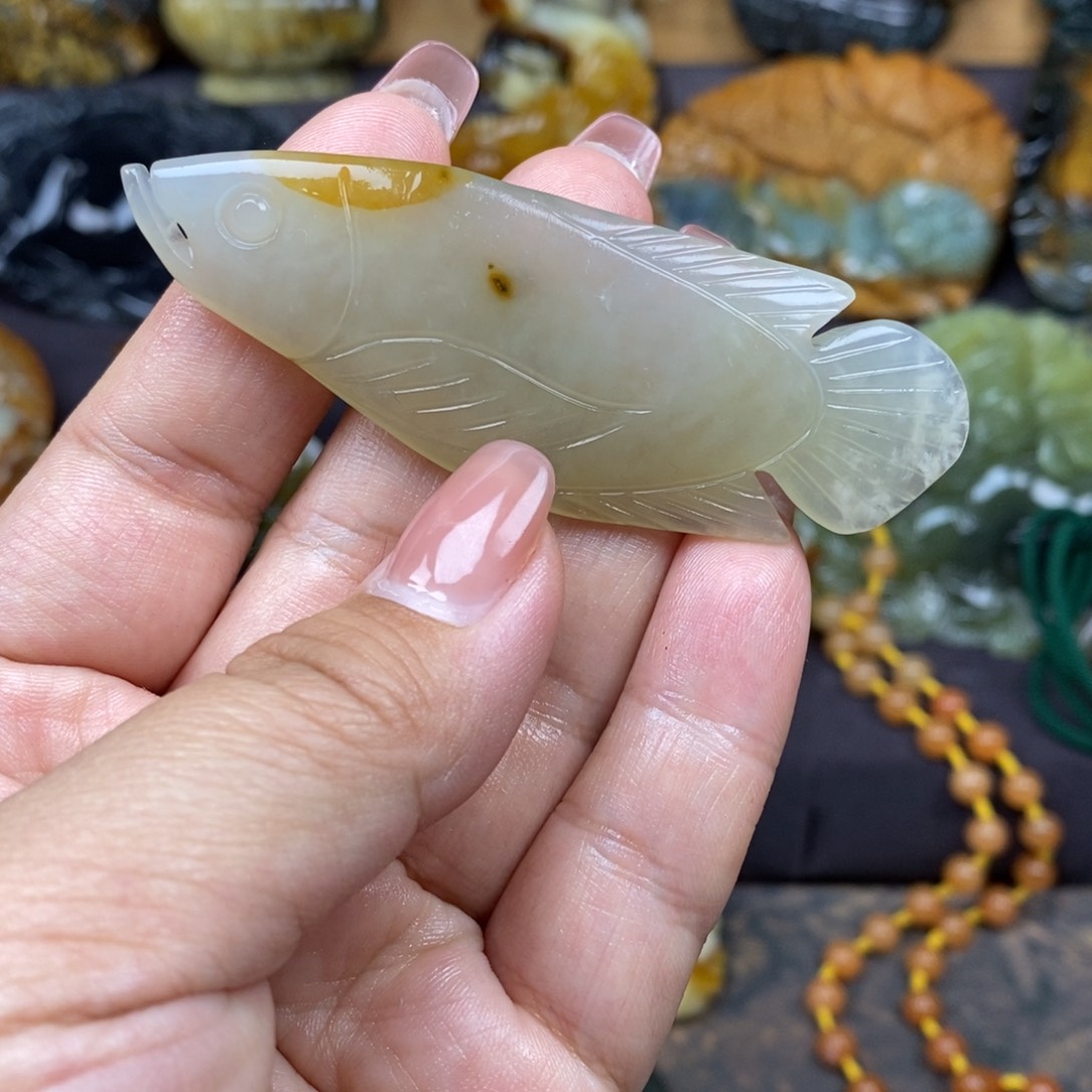 蛇纹石玉颈饰未镶嵌