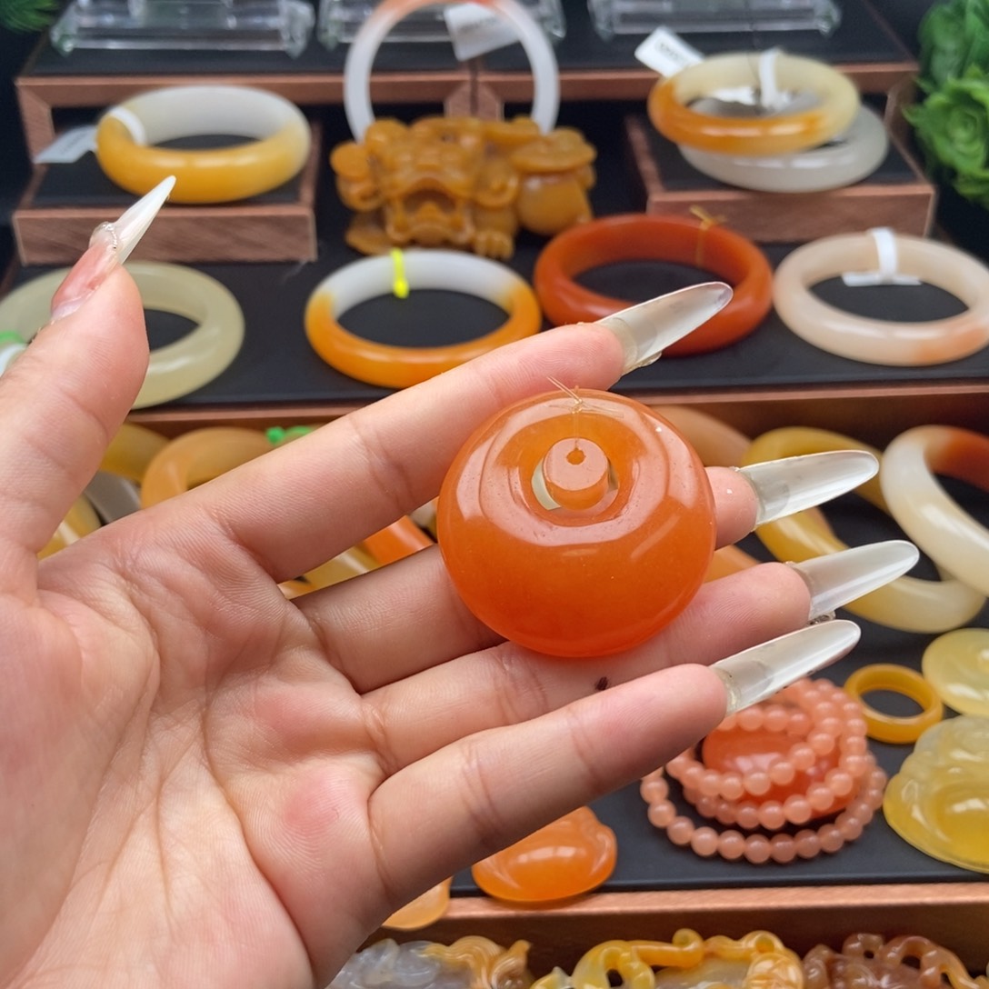 未镶嵌石英质玉（黄龙玉）颈饰