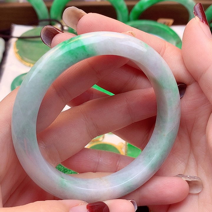 翡翠手镯未镶嵌翡翠