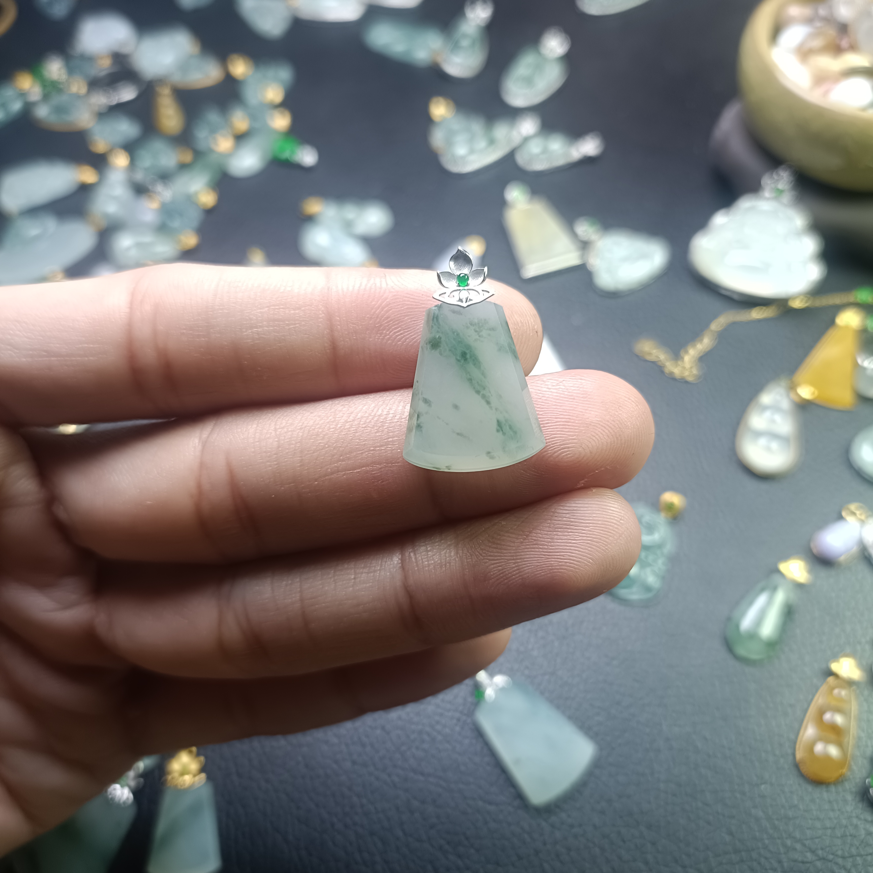 18k金镶嵌翡翠无事牌飘花