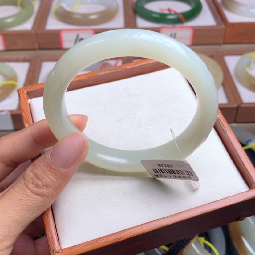 【闪购商品】和田玉手镯未镶嵌57