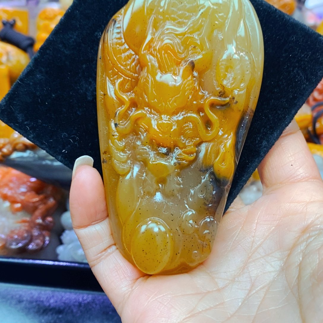 未镶嵌石英质玉（黄龙玉）颈饰