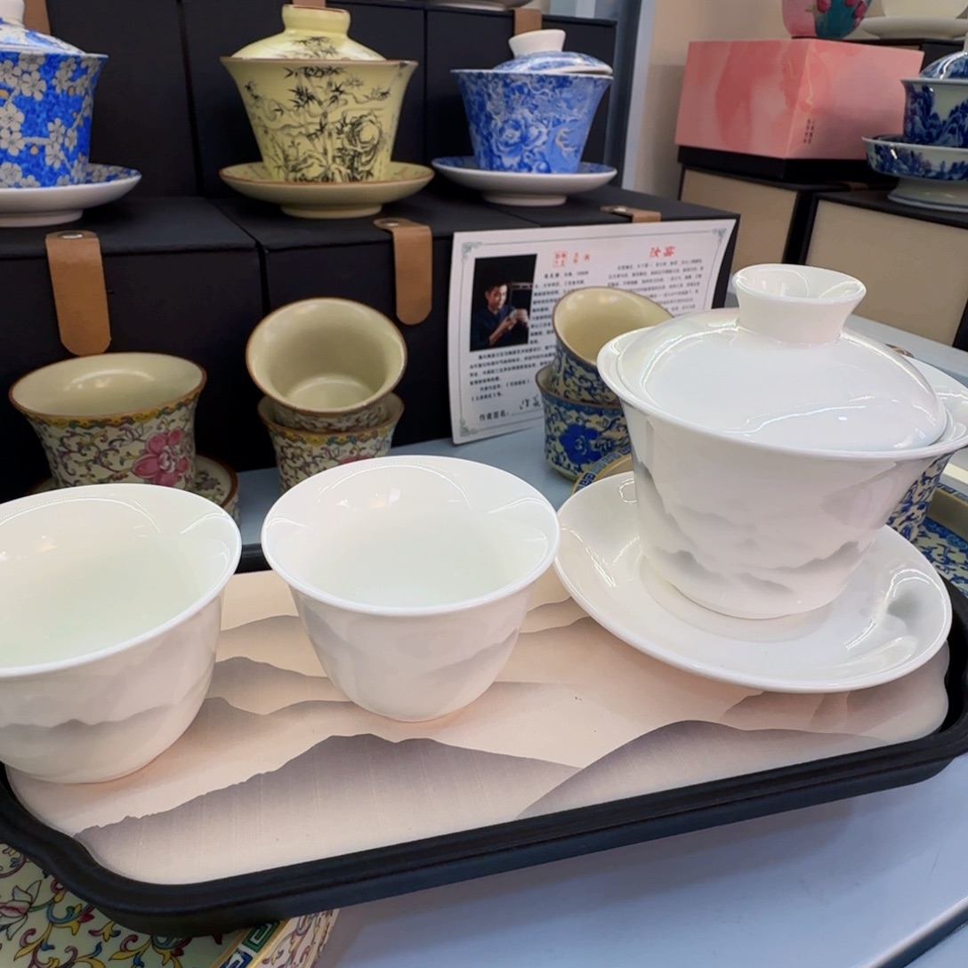 这些盖碗很漂亮我很喜欢！！