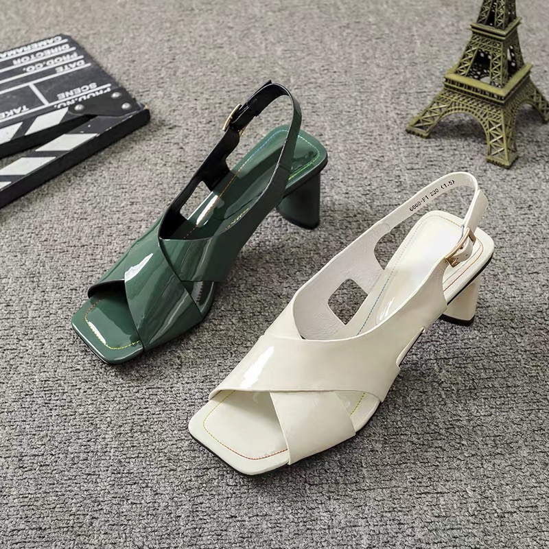118#时装凉鞋平跟时尚一字带方头露趾粗跟单鞋高跟漆皮