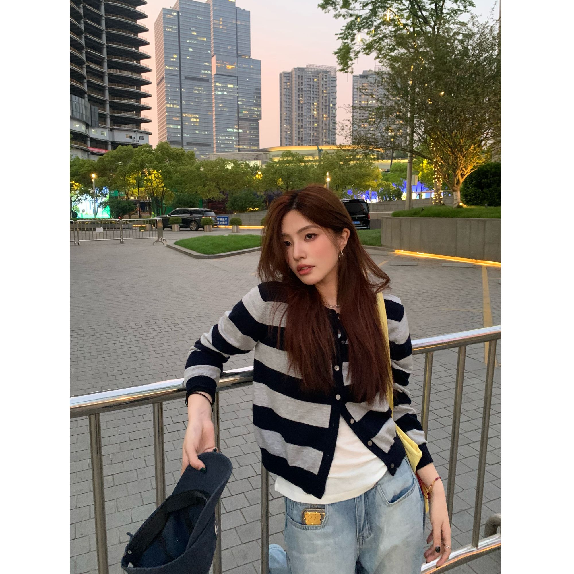 蓝灰条纹慵懒学院风开衫