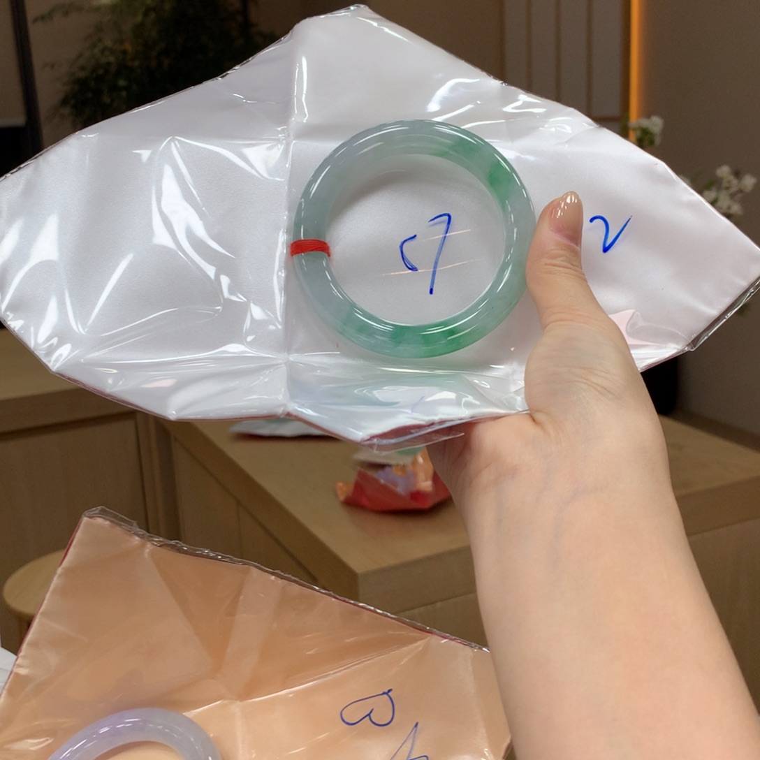 翡翠手镯未镶嵌不退不换