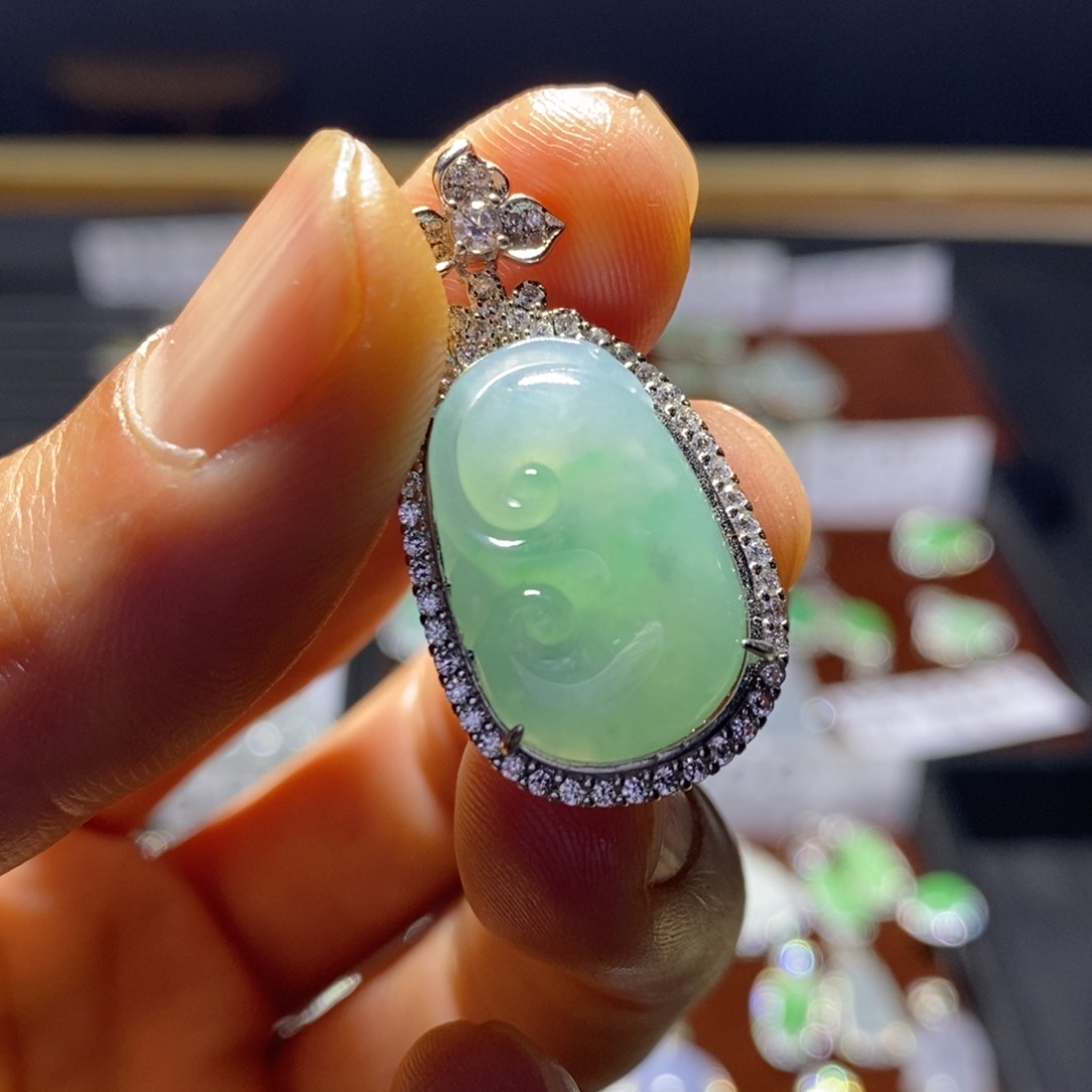 翡翠颈饰银S925镶嵌清爽淡绿如意